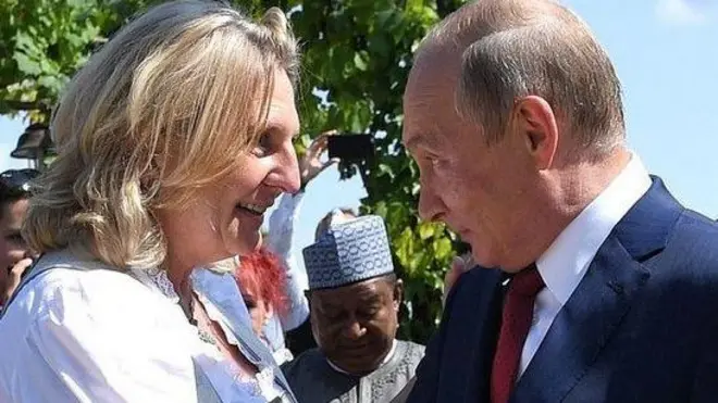 رقص فلاديمير بوتين مع كنايسل في حفل زفافها عام 2018، وأحضر لها باقة من الزهور