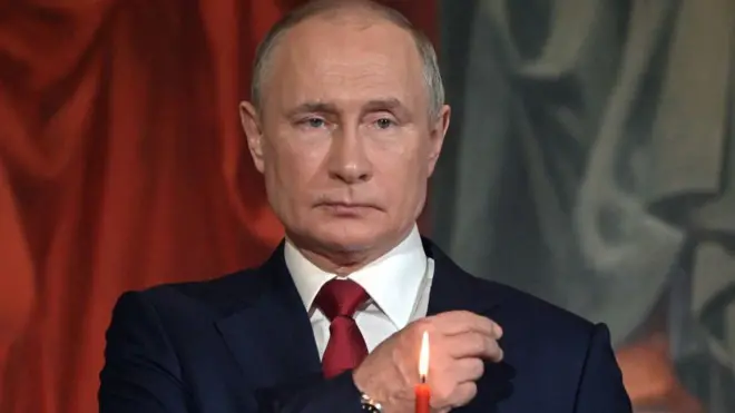 Президент Росії Володимир Путін перехрестився під час православної великодньої служби в Храмі Христа Спасителя в Москві, 1 травня 2021 року