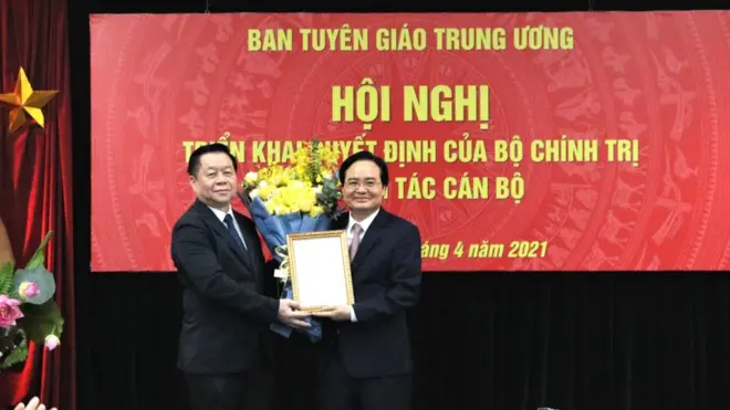 Ông Phùng Xuân Nhạ (phải) nhận quyết định làm Phó trưởng Ban Tuyên giáo TƯ ĐCSVN, do Trưởng ban Nguyễn Trọng Nghĩa thay mặt đảng trao hôm 27/4/2021 tại Hà Nội