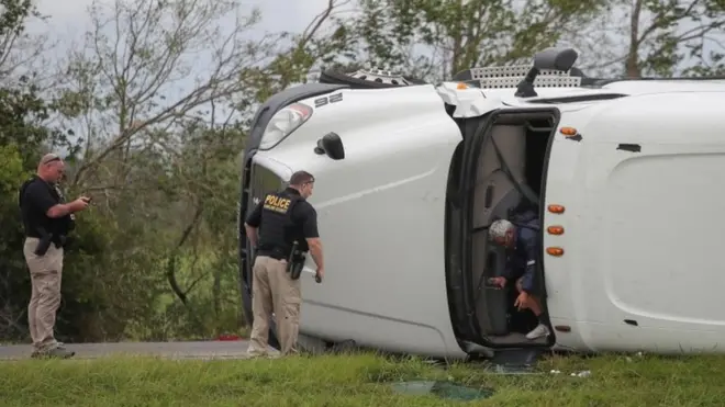 کامیونی که در وینتون در اثر توفان واژگون شده است