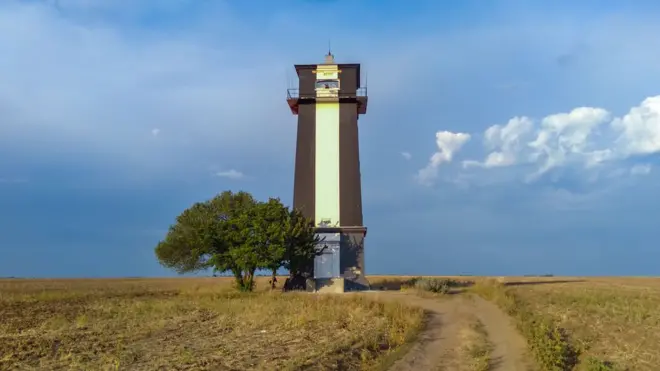 Звідки посеред поля на Херсонщині взявся маяк