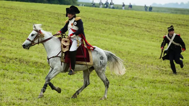 Reconstitution historique de la retraite de Napoléon de Waterloo en 1815 (illustration).