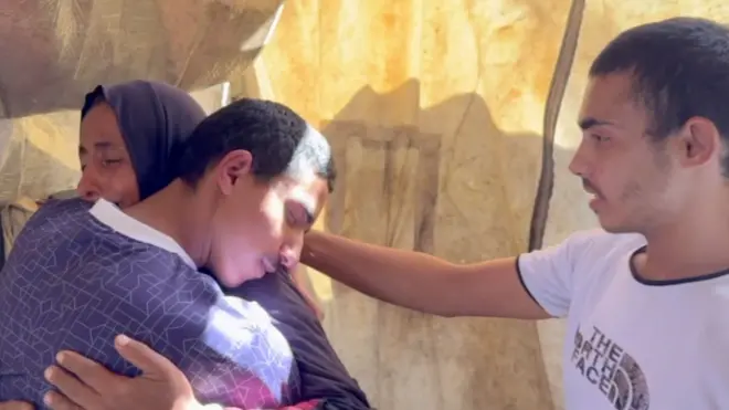 แม่ชาวปาเลสไตน์ได้พบหน้าลูกชายอีกครั้ง หลังหายตัวไปขณะรับสิ่งของช่วยเหลือในกาซา