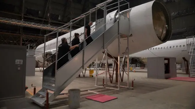 يتدرب ضباط بريطانيون على كيفية السيطرة على طالبي اللجوء ومرافقتهم إلى الطائرات.