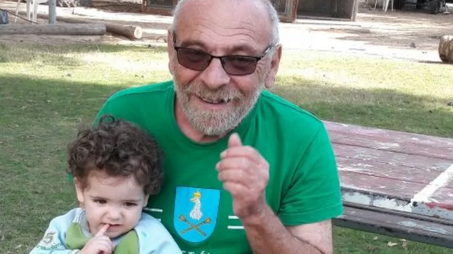 Alex Danzig com umafluminense e bragantino palpitesuas netas, Aviv, na época com 2 anos