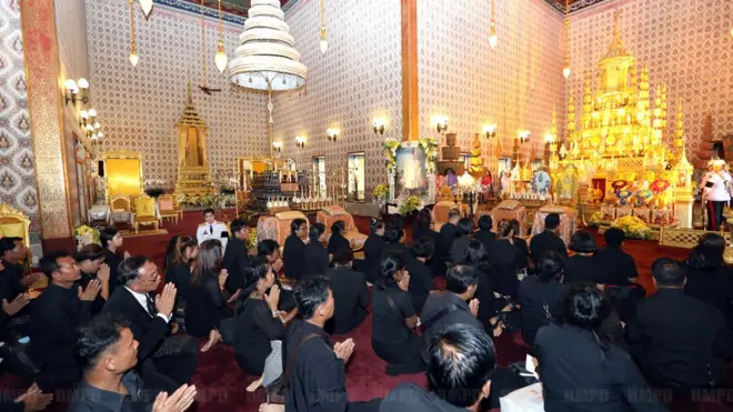 مشيعون يؤدون العزاء أمام عرش الملك الراحل في القصر القديم في بانغكوك