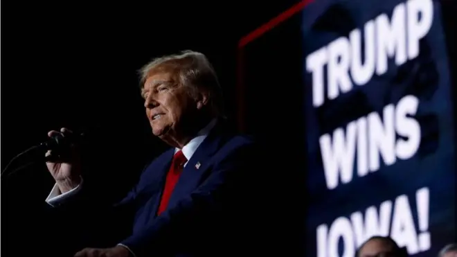 在寫著"特朗普贏得愛荷華州"的大屏幕前，特朗普發表了勝選講話，並呼籲將全國的共和黨人和民主黨人團結在一起。