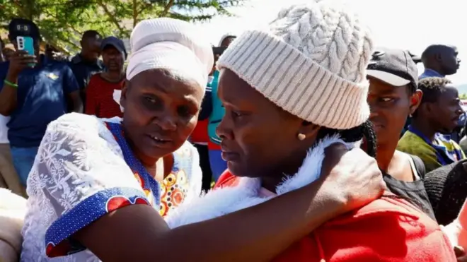 Worried parents and relatives gada outside di school for Gilgil for tori of dia children