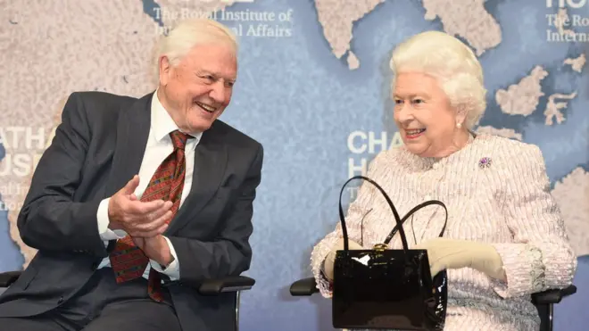 2019年11月20日，英国女王伊丽莎白二世给大卫·艾登堡爵士颁奖。