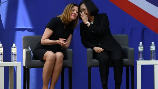 2018年6月，台灣總統蔡英文和出席美國在台協會新址落成儀式的美國助理國務卿瑪麗·羅伊斯(Marie Royce)交談。