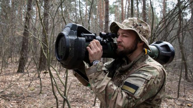 Ukraine soldier demonstrates anti-tank weapon