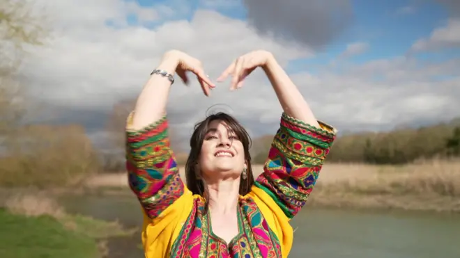 ربکا میچل مدرک دکترای دانشگاه کمبریج را دارد و در این دانشگاه، زبان‌شناسی و زبان فرانسوی تدریس می‌کند 