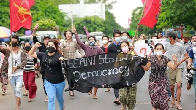 ၂၀၂၁ ခုနှစ်က အာဏာသိမ်းမှုကို ဆန့်ကျင်ဆန္ဒပြနေတဲ့ အမျိုးသမီးတွေ