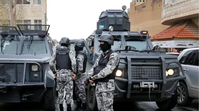قتل أحد عشر شخصا على الأقل من قوات الأمن الأردنية في اشتباكات مع إسلاميين متشددين في الكرك
