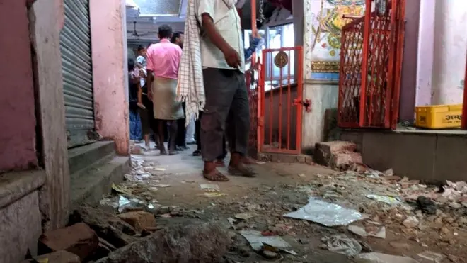 क्षतिग्रस्त हुए मंदिर का गेट