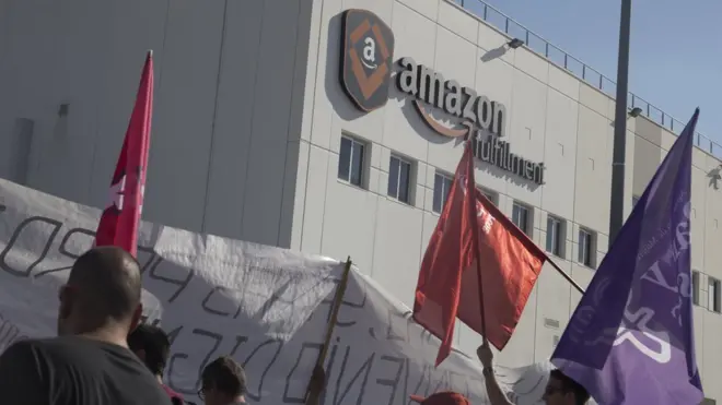 Сотрудники по всему миру рассказывают о тяжелых условиях работы в компании