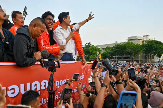 นายพิธา ลิ้มเจริญรัตน์ หัวหน้าพรรคก้าวไกลขึ้นรถแห่ขอบคุณประชาชน หลังประกาศความพร้อมจัดตั้งรัฐบาล