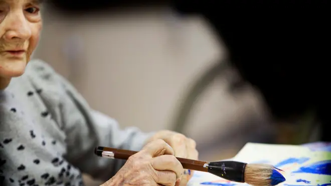 تقرير عن العلاج بالفن في دار رعاية المسنين "إميلي دو رودات" في رويل مالميزون، فرنسا. تؤوي هذه الدار مرضى الزهايمر والخرف المرتبط به