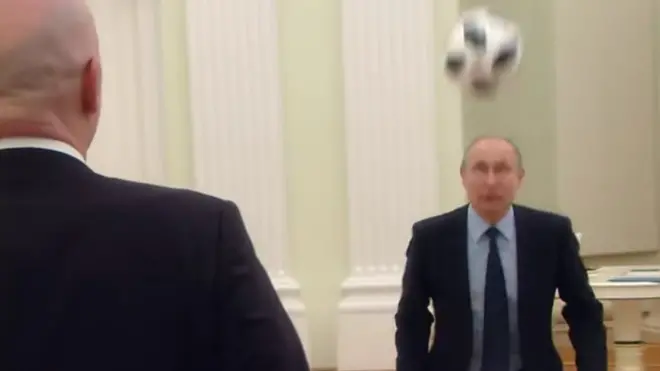 La scène s'est déroulée dans les bureaux du Kremlin mardi, à 100 jours du coup d'envoi du Mondial-2018 en Russie.