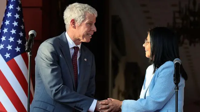 Delcy Rodríguez estrecha la mano del secretario de Energía de EE.UU.