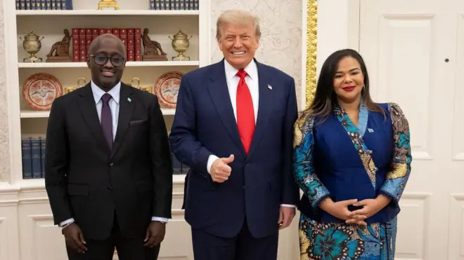 Minisitiri w'ububanyi n'amahanga w'u Rwanda Olivier Nduhungirehe yambaye isuti y'umukara, Perezida Donald Trump yabaye isuti y'ubururu bwijimye, na Thérèse Kayikwamba wambaye umwenda w'ibitenge 