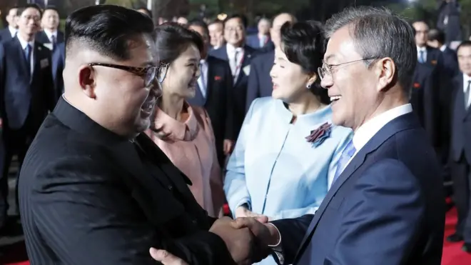 Kim Jong-un berpamitan dengan Presiden Korea Selatan Moon Jae-in setelah perundingan dan jamuan makan malam.