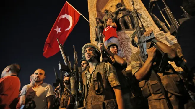 Praça Taksim tomada por militares armados em Istambul
