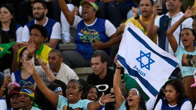 Mulher levanta bandeira888bets apostaIsrael durante marcha para Jesus