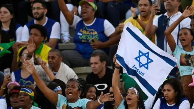 Mulher levanta bandeiranovo cassino pagando no cadastroIsrael durante marcha para Jesus