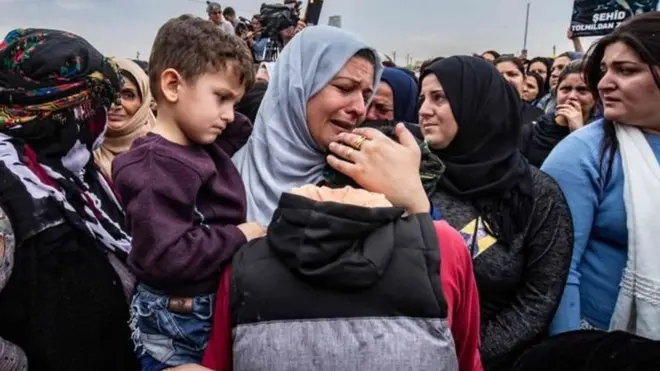 Mazishi yalifanyika siku ya Alhamisi ya wapiganaji watatu wa SDF waliouawa wakipigana karibu na eneo la Ras al- Ain