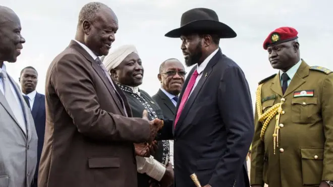 Le président Salva Kiir (à droite sur photo) salue Kuol Manyang Juuk son ministre de la défense (à gauche sur l'image)