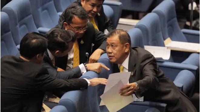 ภูมิใจไทยและ ปชป. เป็น 2 พรรคการเมืองที่ยังไม่ประกาศจุดยืนร่วมรัฐบาล แต่ได้ลงมติสนับสนุนญัตติของ พปชร.