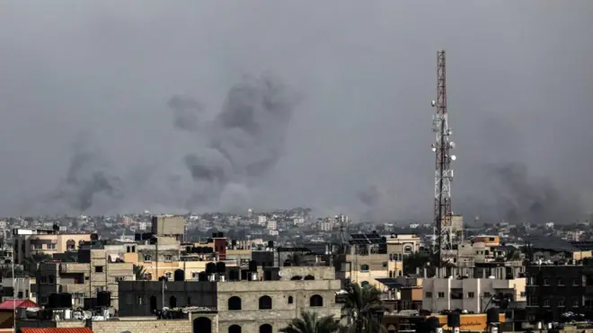 ग़ज़ा पर इसराइल के हमले के बाद उठता धुंआ