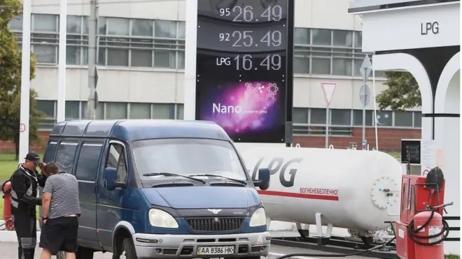 "На газу" їздить вже майже третина українських водіїв. Змінити бензин на газ вони вирішили заради економії. Проте за нинішніх цін у заправлянні авто газом дедалі менше сенсу