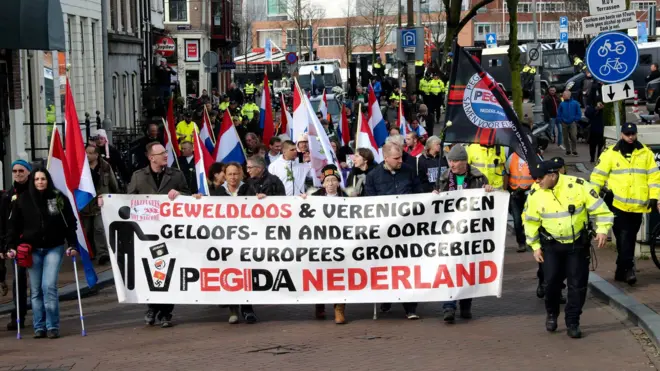 Hollanda'daki Pegida üyelerinin yürüyüşü