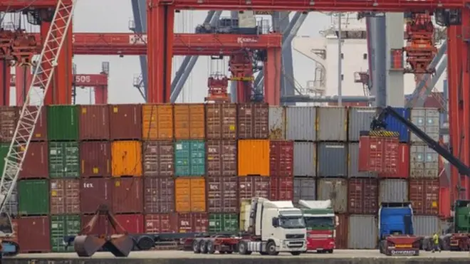 በወደብ ላይ ያሉ ኮንቴይነሮች