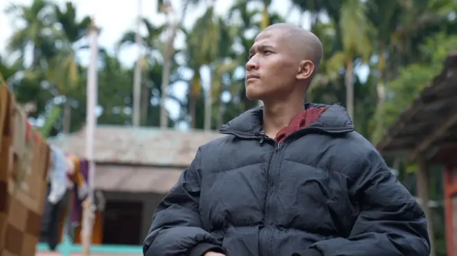 ජැකට් එකක් ඇඳ සිටින තරුණයෙක්