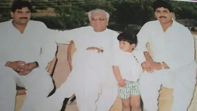 अपने दोनों बेटों के साथ देवीलाल