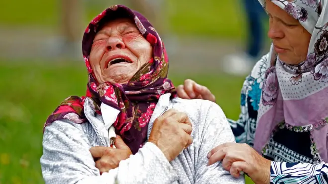 1995 నాటి స్రెబ్రెనికా ఊచకోత బాధితుల్లో 175 మందిని 2014లో గుర్తించారు. వీరిలో ఒకరైన తన బంధువు శవపేటిక వద్ద రోదిస్తున్న బోస్నియన్ ముస్లిం మహిళ