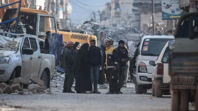 خلال البحث عن ناجين في مدينة عفرين بمحافظة حلب السورية