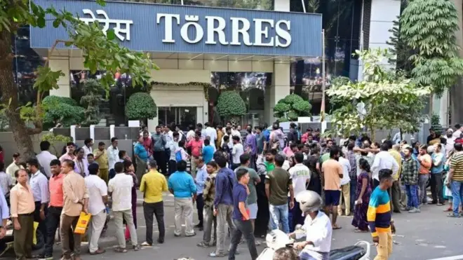 ٹورس کمپنی کے باہر بہت سے عام لوگ جمع تھے۔
