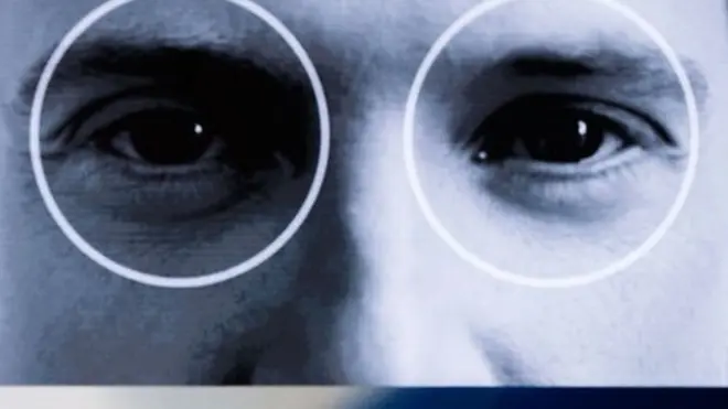 Justin Denison, vicepresidente de estrategia de producto de Samsung, presenta el desbloqueo con escáner de ojos.