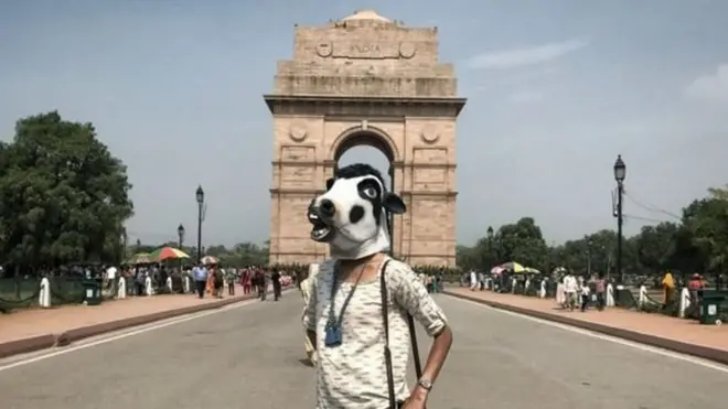 گائے ماسک پہنے خاتون