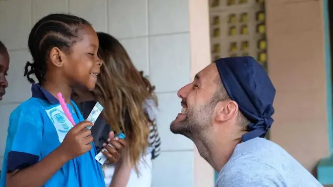 Стоматолог Данијел Домић у једној од посета Танзанији и Занзибару током којих бесплатно пружа услуге пацијентима