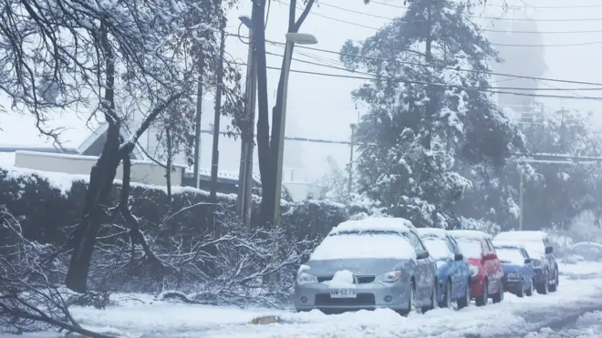 Santiago amaneció cubierto por un manto blanco tras el intenso temporal de nieve que cayó durante la madrugada, una postal poco habitual para esta urbe de más de siete millones de habitantes.