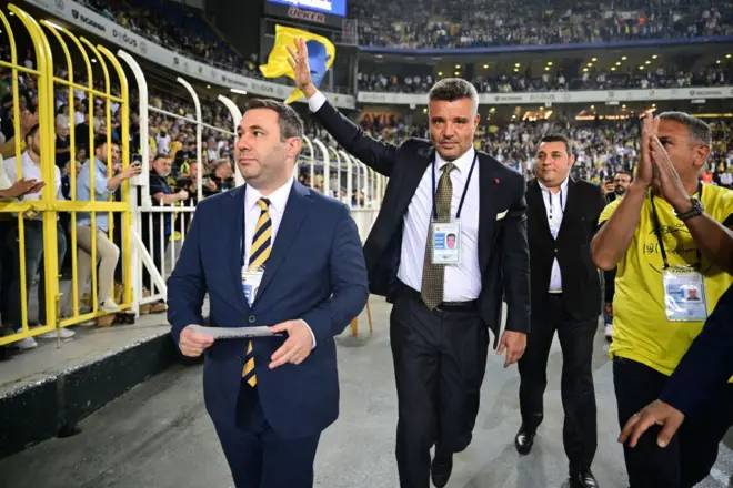 Saadettin Saran, 2 Nisan 2024'te Fenerbahçe futbol kulübünün ligden çekilmesinin görüşüldüğü olağanüstü genel kurula katılmıştı. Saran bu fotoğrafta taraftarları selamlarken görülüyor