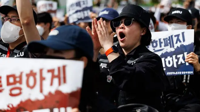 Samsung Electronics Co. workers chant slogans during a rally outside the company's semiconductor plant in Pyeongtaek, South Korea, on Thursday, 23 April, 2026.