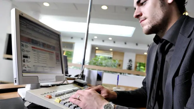 Orang bekerja di depan komputer