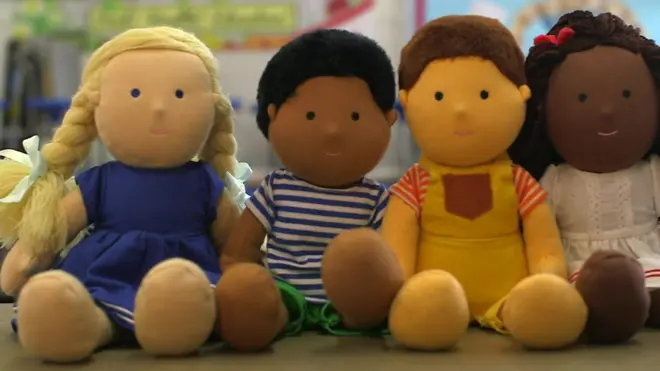 Des poupons arc en ciel