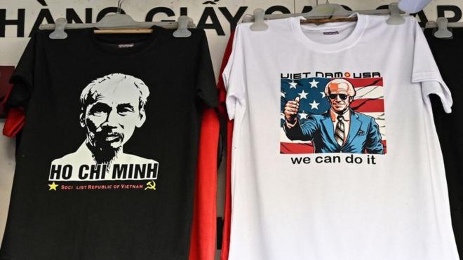 Áo phông in hình ông Hồ Chí Minh và ông Biden bày bán tại một cửa hàng lưu niệm ở Hà Nội ngày 6/9/2023